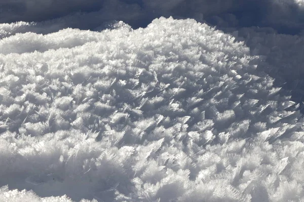 Το χιόνι της Val Saisera καλύπτεται με κρυστάλλους πάγου, Ιταλία — Φωτογραφία Αρχείου