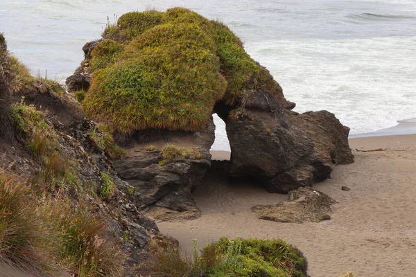 Curiosa formación rocosa a orillas del océano en la Isla de Chiloé, Chile — Foto de Stock