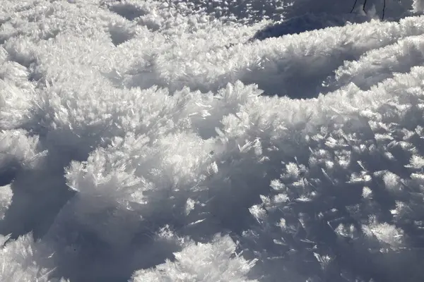 La neve della Val Saisera ricoperta di cristalli di ghiaccio — Foto Stock