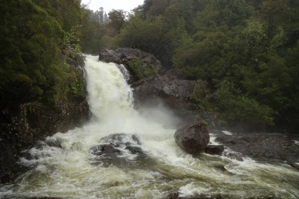 Rio Chaica vattenfall i Alerce Andino National Park, Chile — Stockfoto