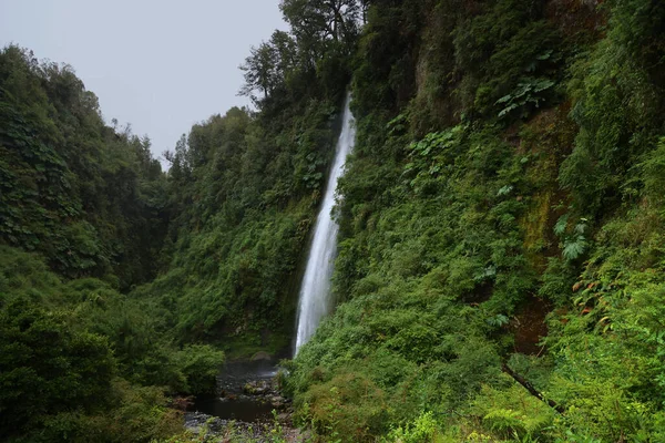 Tocoihue vattenfall i Chiloe Island, Chile — Stockfoto