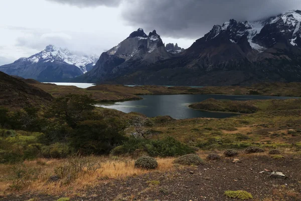 칠레의 알미란테 니 에토 산을 굽어 보고 있는 토레스델 페인 풍경 — 스톡 사진