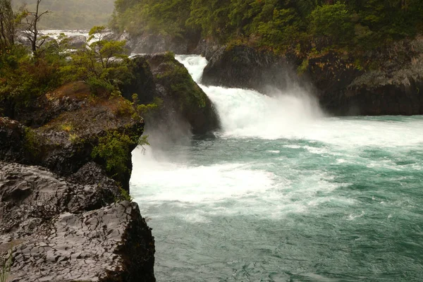 Красивая зелень водопада Петроуэ, Чили — стоковое фото