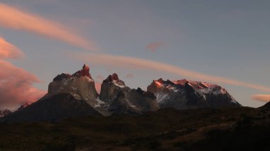 Şili 'deki Torres del Paine Ulusal Parkı' nda gün doğumu. Yüksek kalite fotoğraf