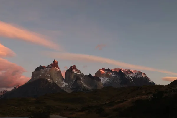 チリ、トーレス・デル・ペイン国立公園での日の出 — ストック写真
