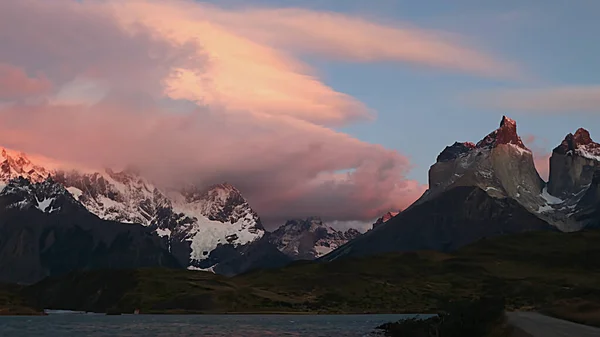 チリのトーレス ペイン国立公園での日の出 高品質の写真 — ストック写真