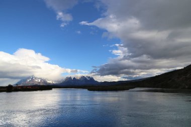 Rio Serrano 'nun arka planında dağlar sabah erken saatlerde, Şili