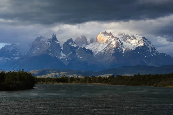 リオ・セラノとトーレス・デル・ペイン国立公園の日没の光,チリ — ストック写真