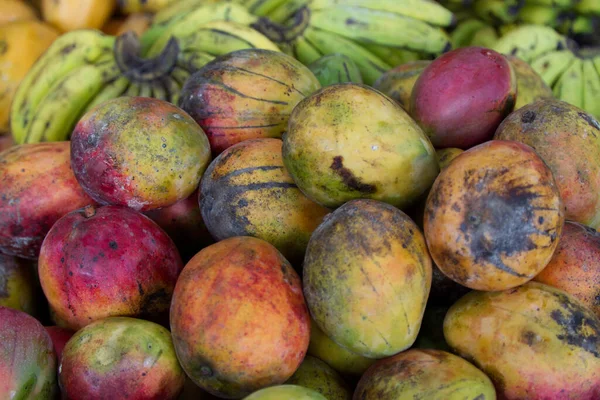 Красочные фрукты на рынке в Сильвии, Колумбия — стоковое фото