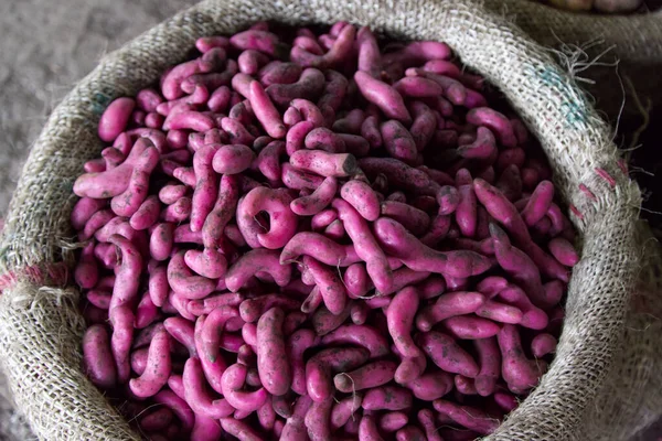 Маленький фиолетовый картофель на рынке в Сильвии, Колумбия — стоковое фото