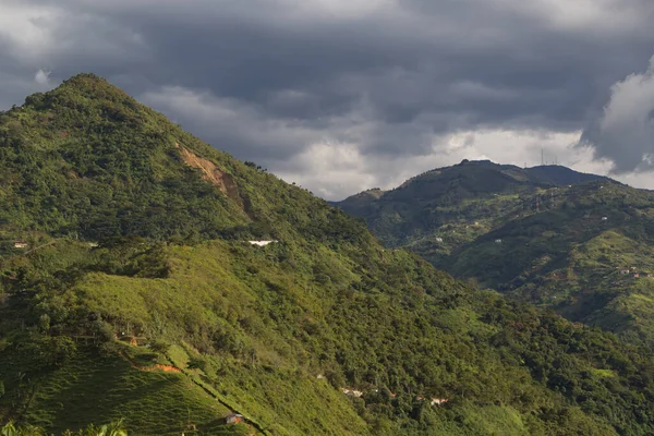 Medellin, Kolombiya yakınlarındaki yeşil tepeler
