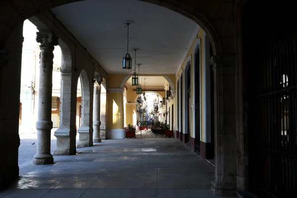 Een prachtige colonnade in het Plaza Vieja in Havana, Cuba — Stockfoto