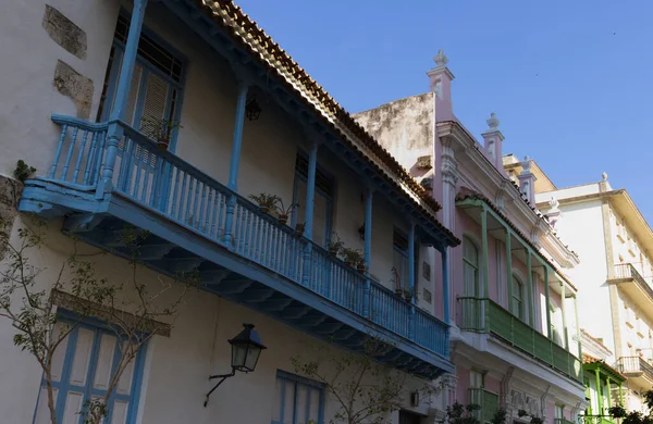Edifícios coloniais antigos em La Habana, Cuba — Fotografia de Stock
