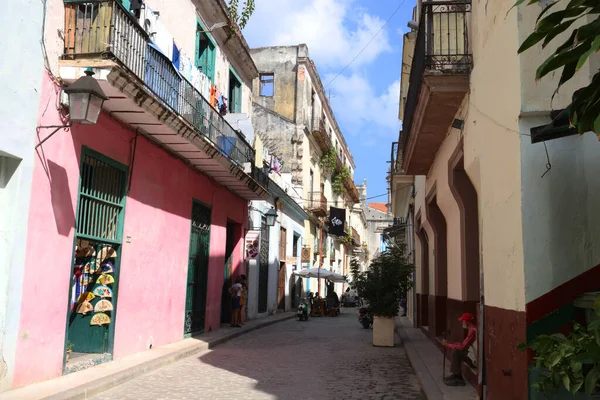 Edifícios coloniais antigos em La Habana, Cuba — Fotografia de Stock