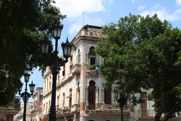 Edificios coloniales en Ciudad de La Habana, Cuba — Foto de Stock