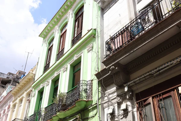 Edifícios coloniais em La Habana, Cuba — Fotografia de Stock