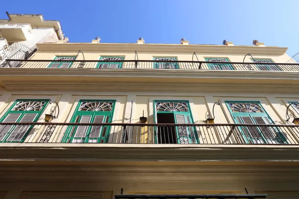 Edifícios coloniais antigos em La Habana, Cuba — Fotografia de Stock