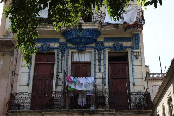 Edifícios coloniais antigos em La Habana, Cuba — Fotografia de Stock