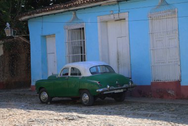 Trinidad, Küba 'da antika bir araba.