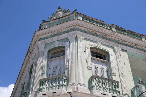 The characteristic architecture of a palace in Cienfuegos, Cuba — Fotografia de Stock