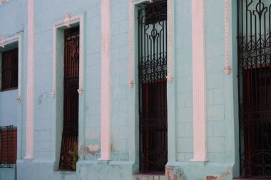Küba, Camaguey 'deki evlerin tipik pencereleri