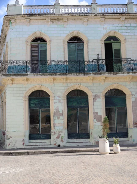 Типичные окна домов Камагуэй, Куба — стоковое фото