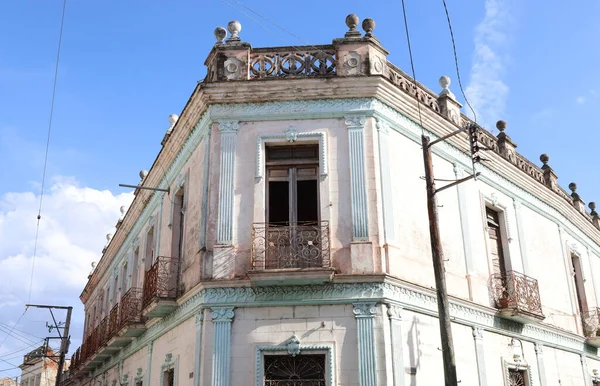 Entrada para uma casa antiga na cidade de Camaguey, Cuba — Fotografia de Stock