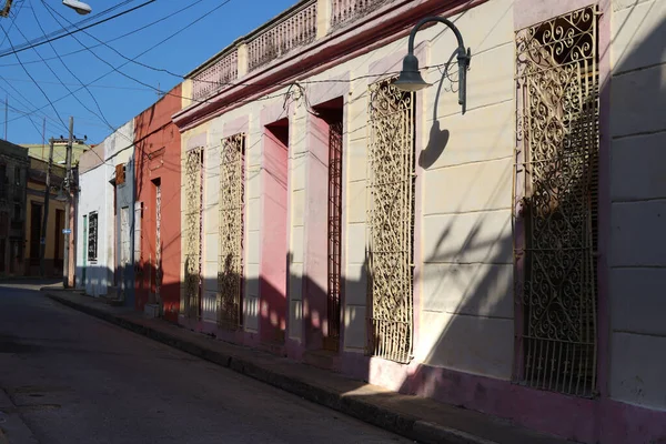 Street with its colorful houses in the city of Camaguey, Cuba — Stok fotoğraf
