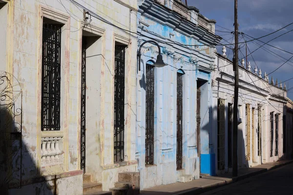 Küba 'nın Camaguey şehrinde renkli evleri olan bir sokak.