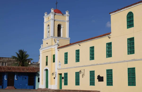 Plaza and Church of San Juan de Dios in Camaguey, Cuba — Stok fotoğraf