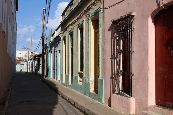Street with its colorful houses in the city of Camaguey, Cuba — Foto de Stock