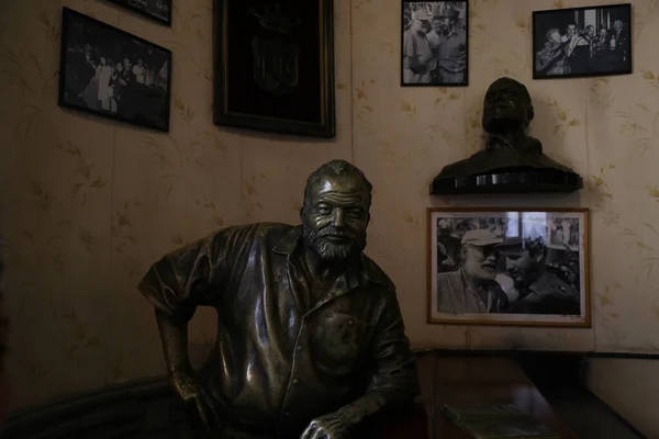 在他最喜欢的古巴哈瓦那酒吧里的埃明威雕像 — 图库照片