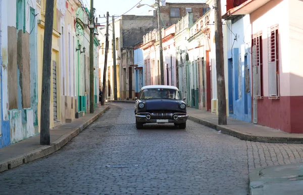 Calle con sus coloridas casas y un coche viejo en el medio, Camagüey, Cuba — Foto de Stock