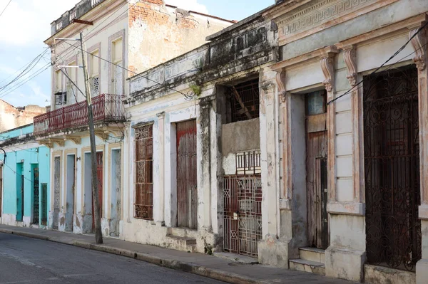 Straat met zijn kleurrijke huizen in de stad Camaguey, Cuba Stockafbeelding