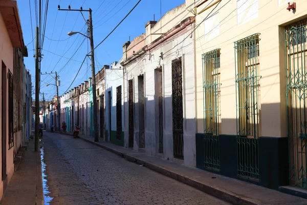 Calle con sus coloridas casas en la ciudad de Camagüey, Cuba — Foto de Stock