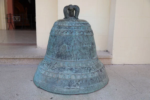 Um velho sino em frente à Basílica De La Virgen De La Caridad del Cobre perto de Santiago de Cuba — Fotografia de Stock