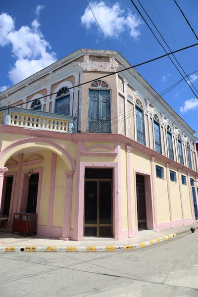 Colonial building in the city of Bayamo, Cuba — Fotografia de Stock