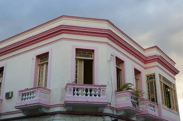 Vista da fachada com terraço de um edifício em Santiago de Cuba — Fotografia de Stock