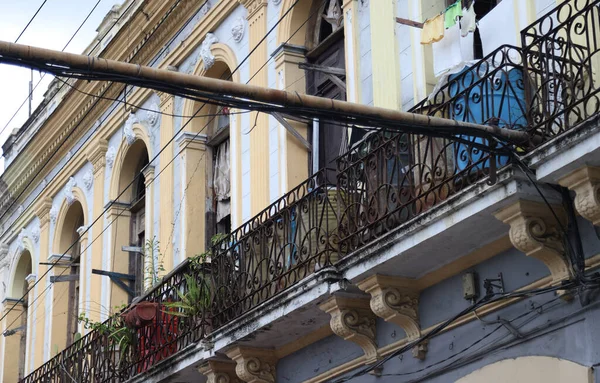 Vista da fachada com terraço de um edifício em Santiago de Cuba — Fotografia de Stock