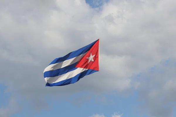 Kubańska flaga wieje na wietrze — Zdjęcie stockowe