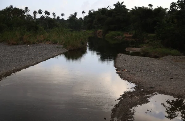 Nehir sabah Baracoa, Küba yakınlarında. Yüksek kalite fotoğraf