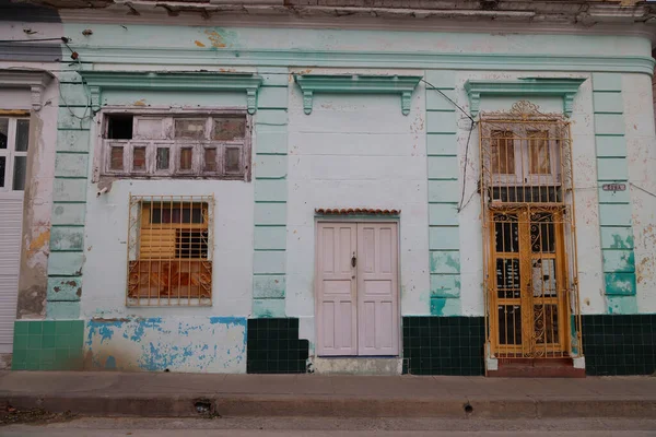 キューバのサンタクララ市内の古代の建物の顔の詳細 高品質の写真 — ストック写真