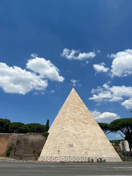 Pyramid Caio Cestio Rome High Quality Photo — Stock Photo, Image