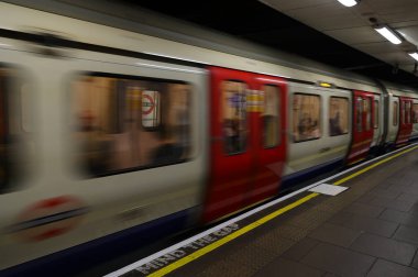 Londra metrosunun hareket bulanıklığı. Yüksek kalite fotoğraf