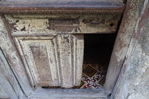 Havana, Küba 'da evcil hayvanlar için girişi olan eski bir kapı. Yüksek kalite fotoğraf