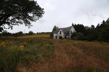 New Brunswick, Kanada 'da terk edilmiş eski bir çiftlik evi. Yüksek kalite fotoğraf