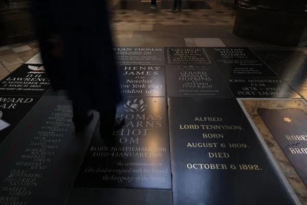 Man Motion Blur Walks Poets Graves Westminster Abbey London High — Stock Photo, Image
