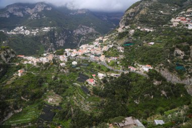 İtalya 'nın Amalfi Sahili' ndeki Ravello çevresindeki tepelerin panoraması. Yüksek kalite fotoğraf