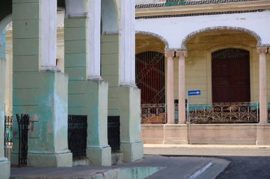 Küba, Santiago De Cuba 'da bir sokak boyunca Colonnade. Yüksek kalite fotoğraf
