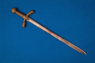 Şövalye kılıcı mavi arka planda. Tarih ve din